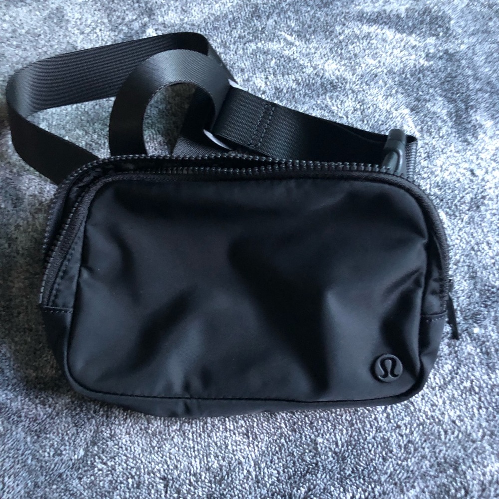 Lululemon belt bag black